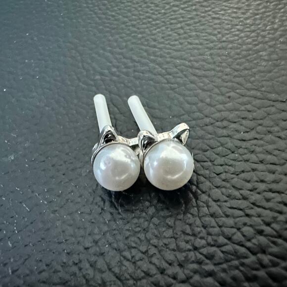 Kitty Shaped Faux Pearl Silver Tone Minimalist studs - Picture 3 of 4